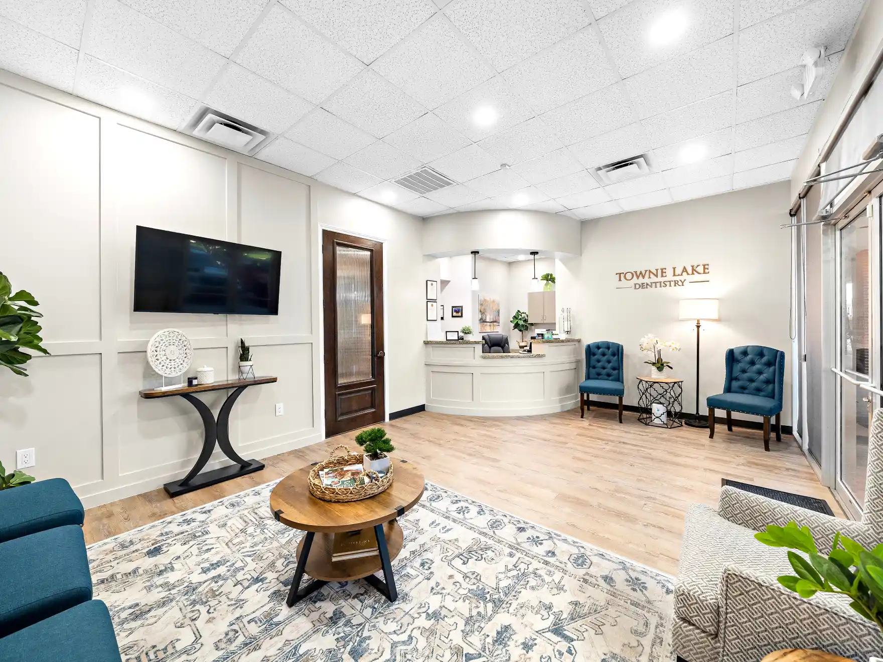 Towne Lake lobby
